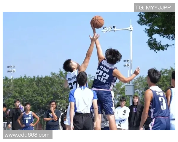 南京篮球队与成都篮球队赛后复盘团队协作的精彩瞬间与战术分析 南京篮球队与成都篮球队赛后复盘团队协作的精彩瞬间与战术分析