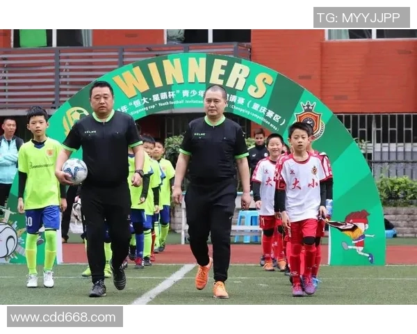 足球明星戴面罩的独特风采与赛场背后的故事揭秘 足球明星戴面罩的独特风采与赛场背后的故事揭秘